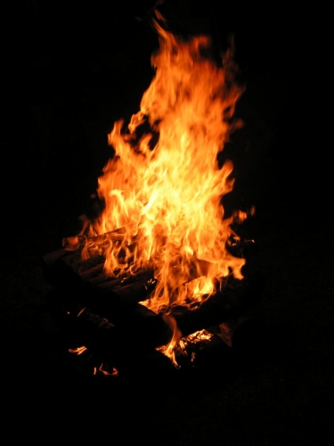 Pupígovi se oheň podařilo zapálit, i když pravidla zapalování se mu nějak vykouřila z hlavy.